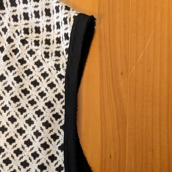 H&M Long Sleeveless V Neck Blouse - Picture 7 of 8